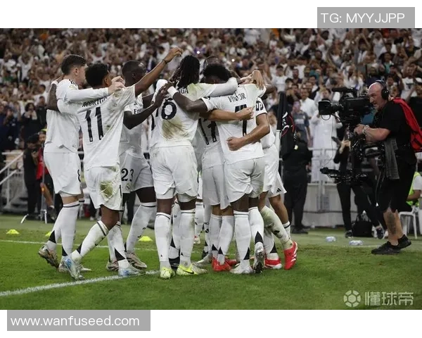 英超激战：曼联3-0战胜皇马乌龙球成比赛转折点引发热议